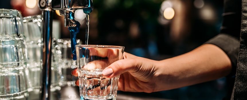 Koniec darmowej kranówki w Polsce? Konsumenci apelują o jednolitą opłatę 