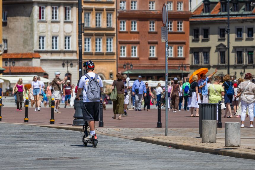 chłopiec jadący na hulajnodze