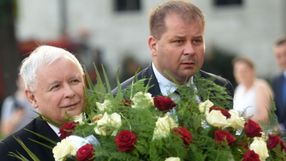 Jacek Cieślikowski i Jarosław Kaczyński niosą wieniec