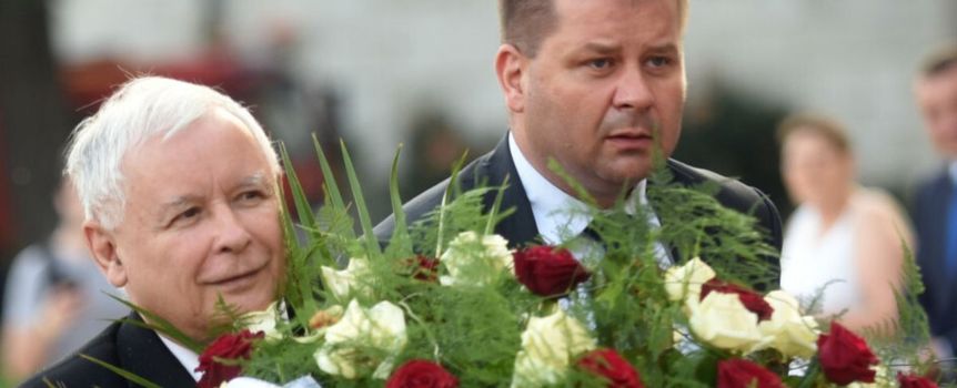 Jacek Cieślikowski i Jarosław Kaczyński niosą wieniec
