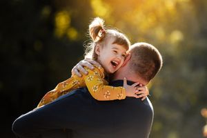 Co dostajemy w “prezencie” od taty? Naukowcy wskazują sześć kluczowych cech.