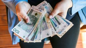 emerytka liczy pieniądze