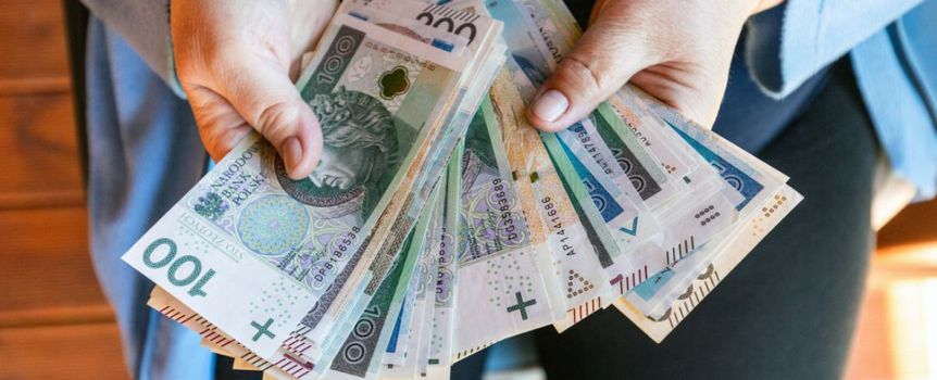 emerytka liczy pieniądze