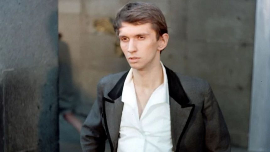 Odszedł w wieku zaledwie 25 lat. Został pochowany w wyjątkowym ubraniu