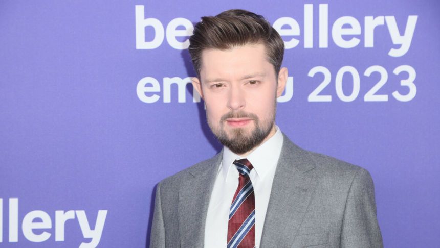 Remigiusz Mróz zaskoczył fanów. Pisarz zaprasza "w nową przygodę"