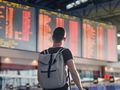 pasażer czeka na spóźniony lot