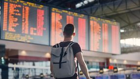 pasażer czeka na spóźniony lot