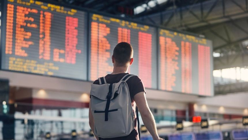 pasażer czeka na spóźniony lot