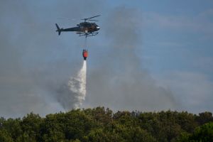 Gaszenie pozaru lasów w okolicach Marsylii