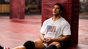 Dwayne Johnson jako Mark Kerr w filmie "Smashing Machine"