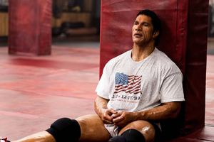 Dwayne Johnson jako Mark Kerr w filmie "Smashing Machine"