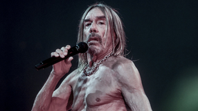 Iggy Pop z mikrofonem 