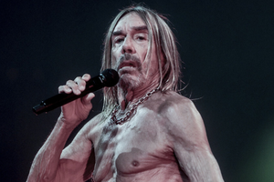 Iggy Pop z mikrofonem 