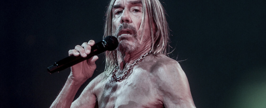 Iggy Pop z mikrofonem 