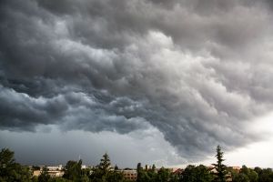 W czasie burzy może dojśc do zjawiska downburst