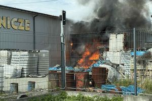 Pożar w Tarnowie. Płonie hurtownia zniczy