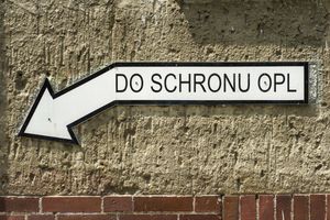 strzałka wskazująca drogę do schronu