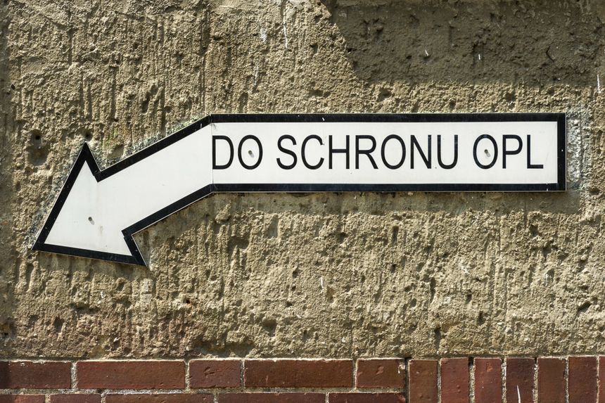 strzałka wskazująca drogę do schronu