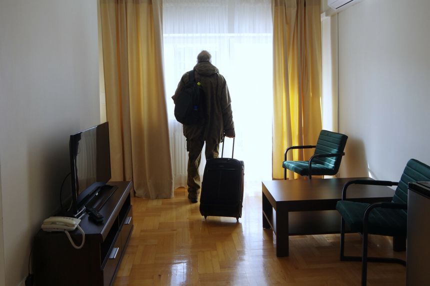 Mężczyzna w pokoju w sanatorium