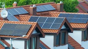 Domy z panelami fotowoltaicznymi