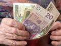 seniorka liczy pieniądze