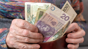 seniorka liczy pieniądze