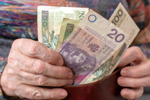 seniorka liczy pieniądze