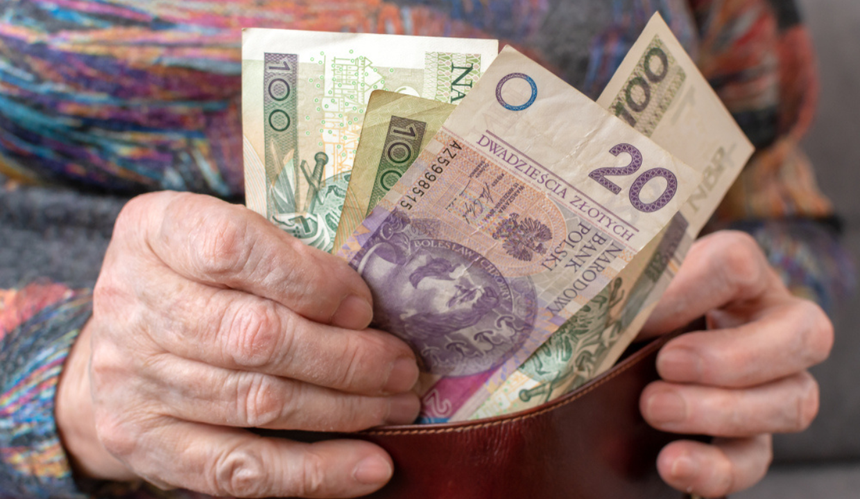 seniorka liczy pieniądze