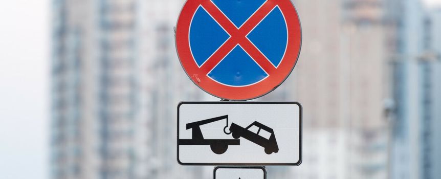 znak zakaz zatrzymywania sie i blok mieszkalny w tle