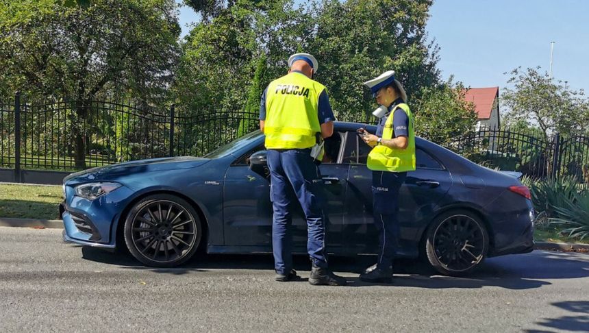 policja kontroluje kierowcę