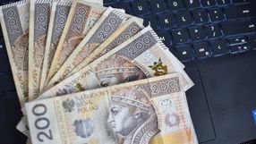 pieniądze leżą na laptopie