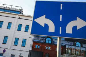 Znak drogowy, informujący o pasach do skrętu w lewo i w prawo