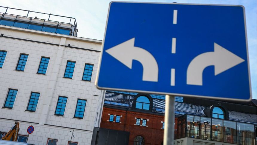 Znak drogowy, informujący o pasach do skrętu w lewo i w prawo