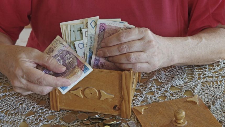 emerytka liczy pieniądze i planuje wydatki