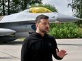 Wołodymyr Zełenski na tle F-16