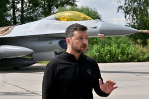 Wołodymyr Zełenski na tle F-16
