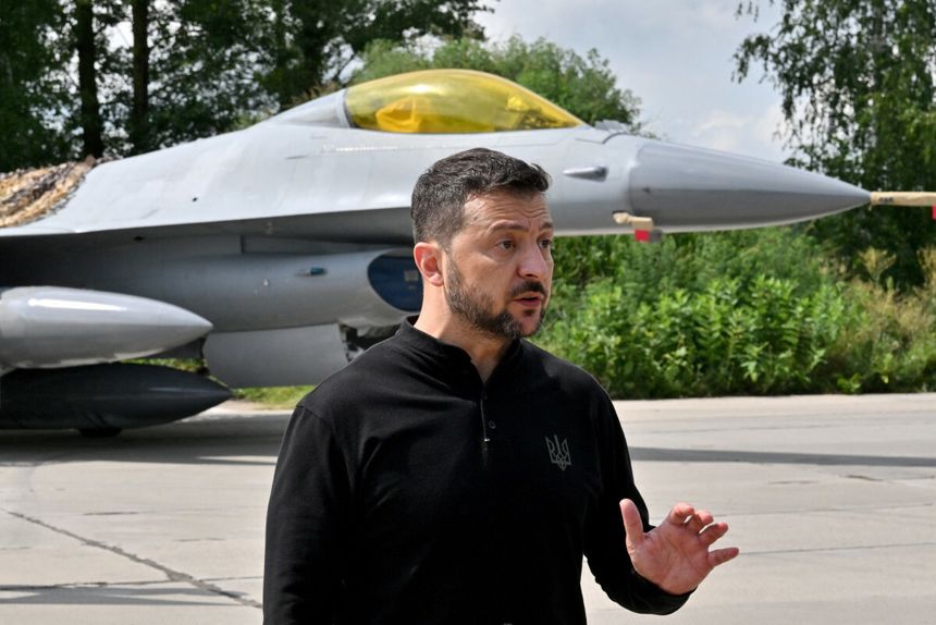 Wołodymyr Zełenski na tle F-16