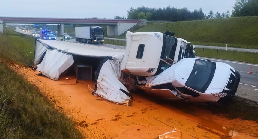 Wypadek na A1. Sos pomidorowy wyciekł na autostradę