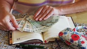 emerytka liczy pieniądze