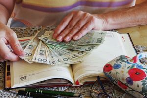 emerytka liczy pieniądze