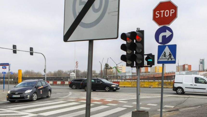 czerwone światło na skrzyżowaniu