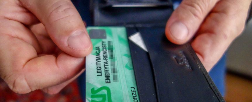 legitymacja emeryta w portfelu