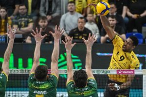 Wilfredo Leon (w ataku) oraz Aluron Warta Zawiercie (w bloku)