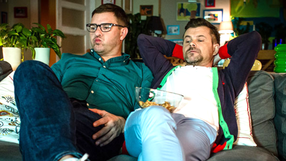 Tomasz Karolak i Jacek Braciak w serialu "Rodzinka.pl"