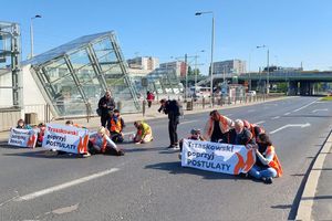 protest Ostatniego Pokolenia na moście Gdańskim