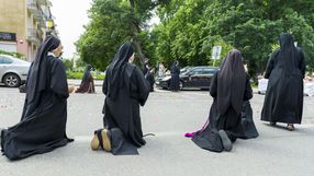 zakonnice klęczą na ulicy