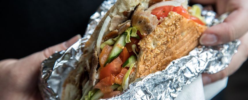 Sanepid przeprowadził ponad 300 kontroli lokali z kebabem w woj. małopolskim