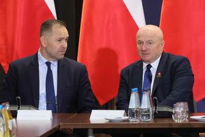Karol Nawrocki (z lewej) i marszałek Jarosław Stawiarski (z prawej) 