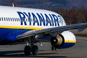 samolot Ryanair na lotnisku 