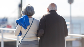 para seniorów spaceruje po parku 